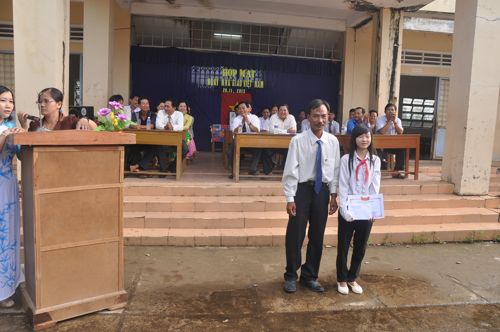 Thầy Quốc Việt trao giấy khen cho HS